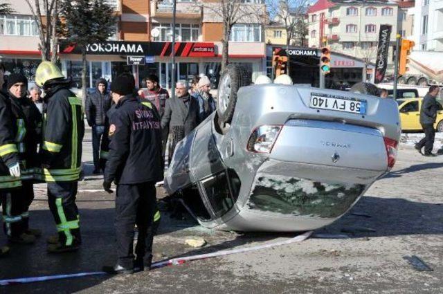 Tansiyonu Düşen Sürücü Kaza Yaptı: 2 Yaralı