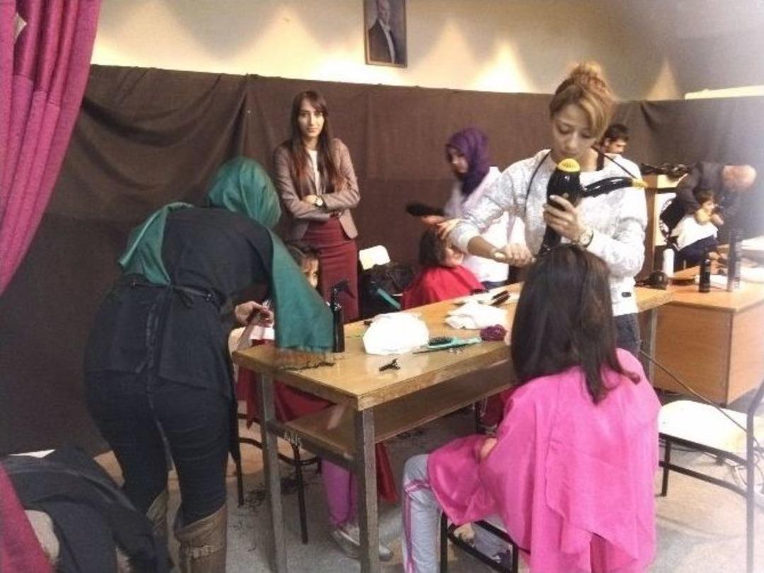 K&ouml;y Okulundaki &Ouml;ğrenciler İlk Defa Sa&ccedil;larını Kuaf&ouml;re Kestirdi