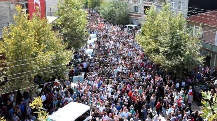 Şehit Askeri, 2 Bin N&uuml;fuslu Beldede 10 Bin Kişi Uğurladı