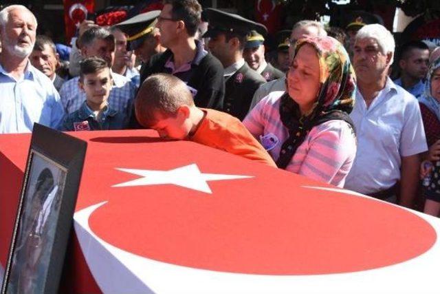 Şehit Askeri, 2 Bin Nüfuslu Beldede 10 Bin Kişi Uğurladı