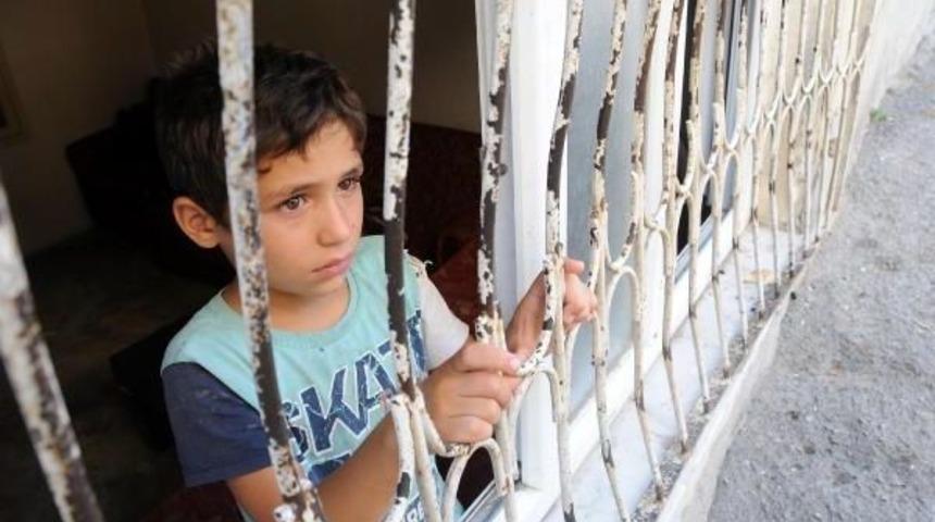 Polis, Suriyeli &Ccedil;ocuklara Sahip &Ccedil;ıktı