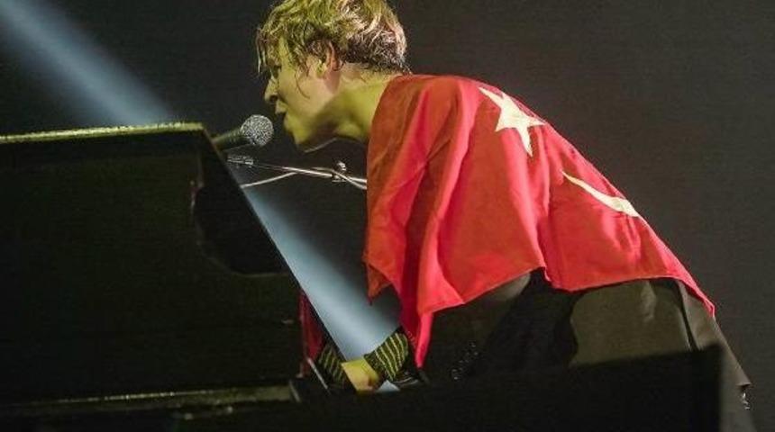 Ek Bilgilerle // İngiliz Şarkıcı Tom Odell&rsquo;Den T&uuml;rk Bayraklı Konser