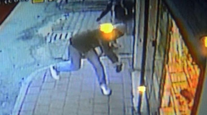 Taş Attıkları Kuyumcunun Camını Kıramayınca Ka&ccedil;tılar