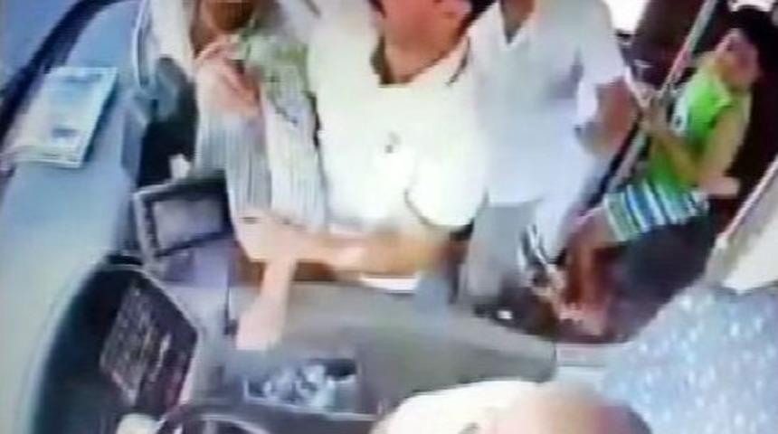 Saldırgan Yolcuya Şof&ouml;rden &Ouml;nce Otob&uuml;steki Yolcular M&uuml;dahale Etti