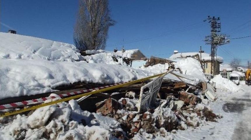 Pazaryeri&rsquo;nde D&uuml;ğ&uuml;n Salonlarının &Ccedil;atıları &Ccedil;&ouml;kt&uuml;