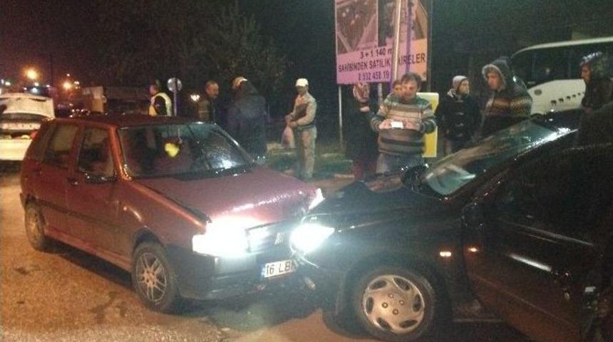 Boz&uuml;y&uuml;k&rsquo;te Trafik Kazası, 2 Yaralı