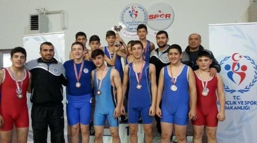 İzmitli G&uuml;reş&ccedil;iler Kocaeli Şampiyonu Oldu