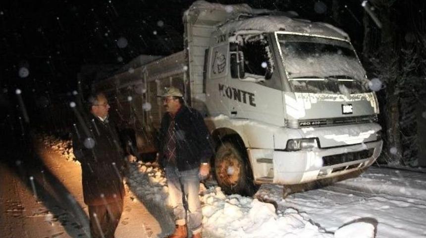 Mersin&rsquo;de Kar Yol Kapattı