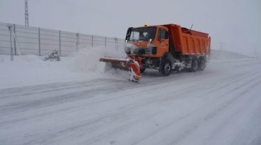 Sivas&rsquo;ta Karla Kaplı Yolları A&ccedil;ma &Ccedil;alışmaları S&uuml;r&uuml;yor