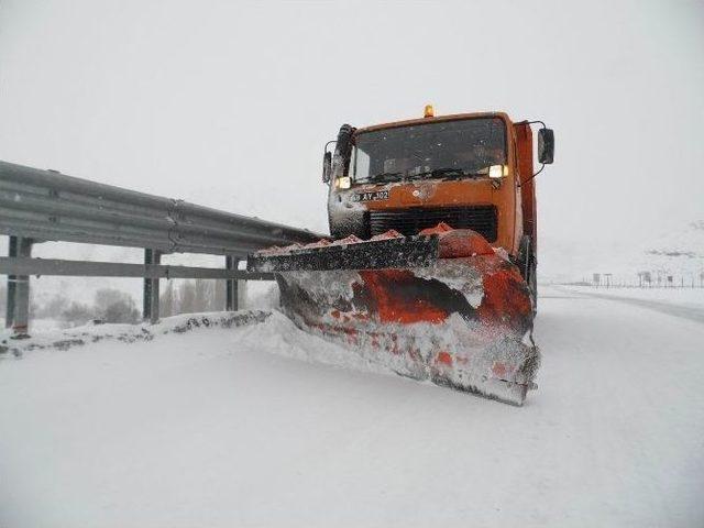 Sivas’ta Karla Kaplı Yolları Açma Çalışmaları Sürüyor 1