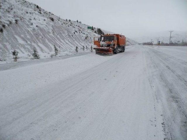 Sivas’ta Karla Kaplı Yolları Açma Çalışmaları Sürüyor 2