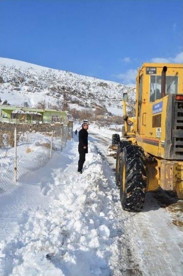 Kapanan Yolları Açmak İçin Çalışmalar Devam Ediyor