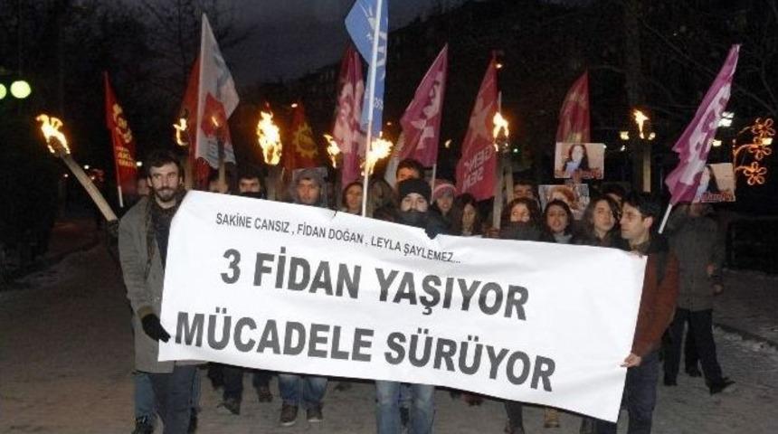 Paris&rsquo;te &Ouml;ld&uuml;r&uuml;len 3 Kadını Meşaleli Anma Y&uuml;r&uuml;y&uuml;ş&uuml;