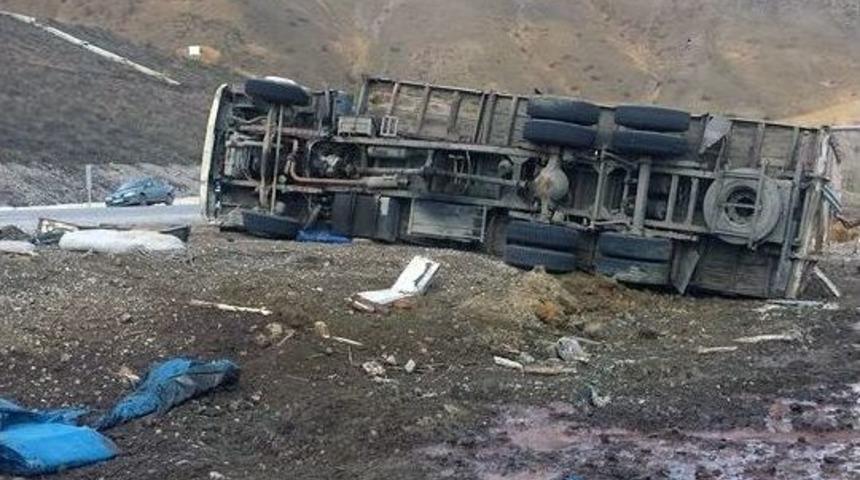 Kelkit&rsquo;te Freni Patlayan Kamyon Yan Yattı: 2 Yaralı