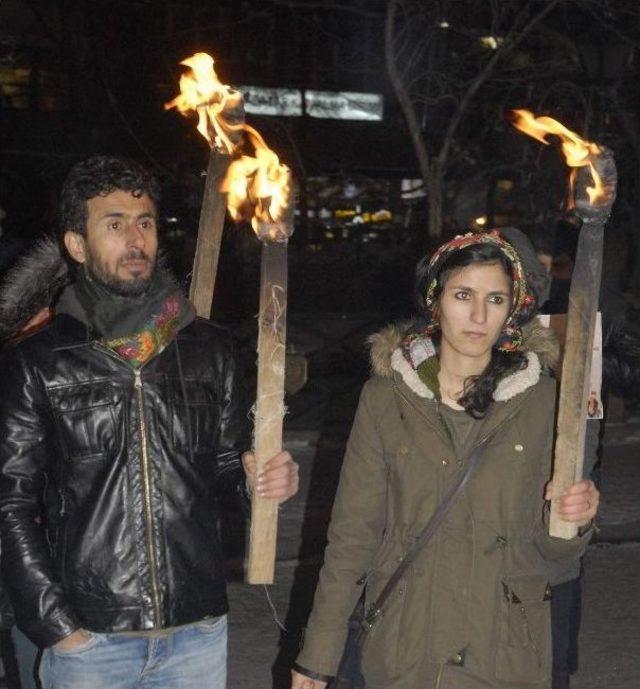 Paris’te Öldürülen 3 Kadını Meşaleli Anma Yürüyüşü