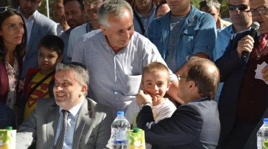 Başbakan Yardımcısı Hakan &Ccedil;avuşoğlu, Hafız &Ccedil;ocuklara Sertifikalarını Verdi (3)