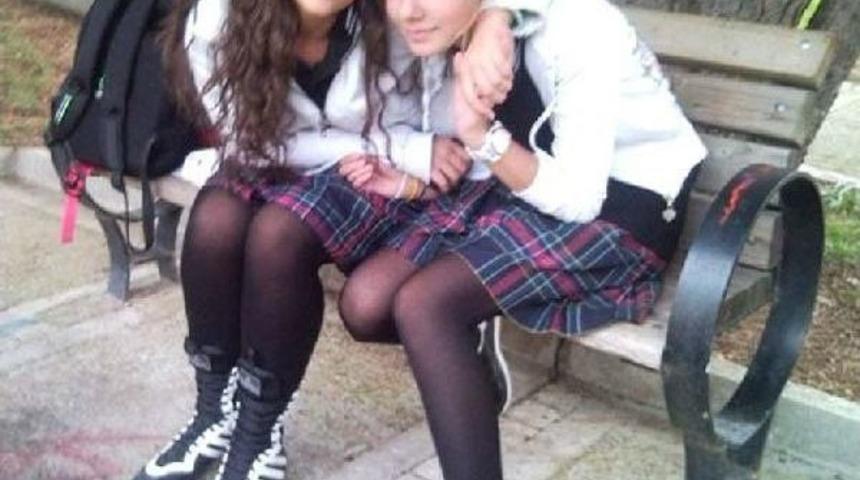 KAZADA &Ouml;LEN DİDEM VE EZGİ&rsquo;YE &Ccedil;İ&Ccedil;EK VE PANKARTLI ANMA