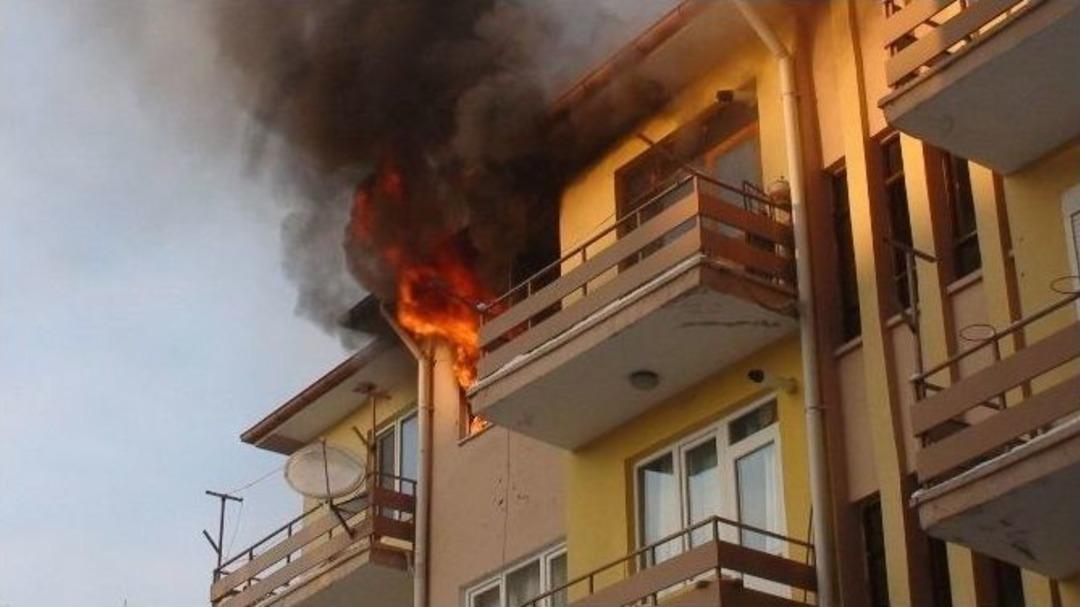 Suriyeli Aile Yangında &Ouml;l&uuml;mden D&ouml;nd&uuml;