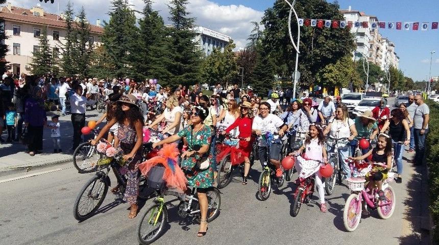 S&uuml;sl&uuml; Kadınlar Bisiklet Turu Renkli G&ouml;r&uuml;nt&uuml;lere Sahne Oldu
