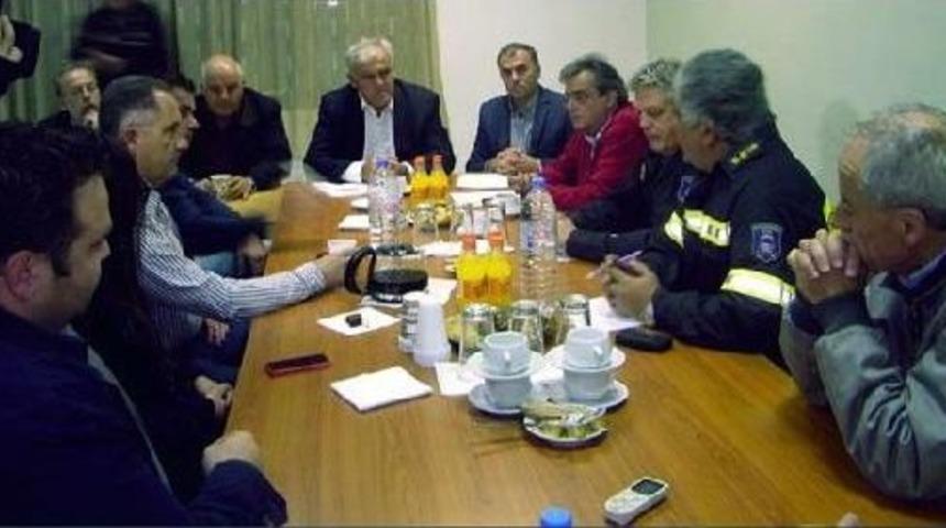 700 KAÇAKLI GEMİ LİMANA ÇEKİLİYOR