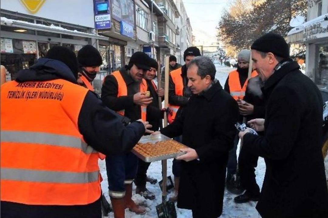 Akşehir&rsquo;de Karla M&uuml;cadele &Ccedil;alışmaları S&uuml;r&uuml;yor