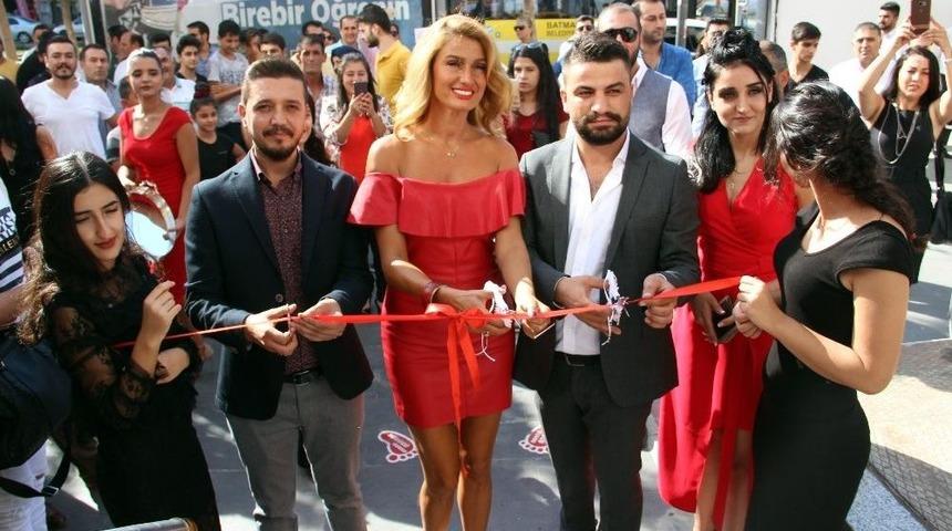 Manken &Ouml;zay&rsquo;dan Doğu Ve G&uuml;neydoğu &Ccedil;ağrısı