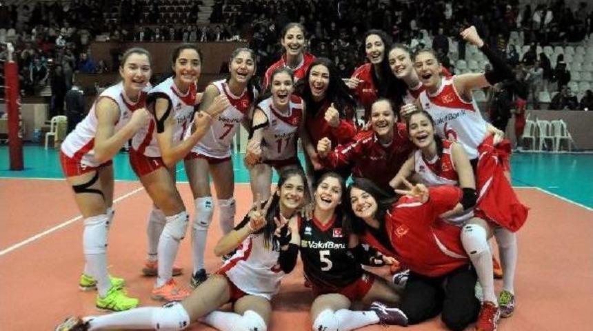 U18 Bayan Milli Voleybol Takımı, Avrupa Şampiyonası 2. Tur Elemesi'ne Galibiyetle Başladı