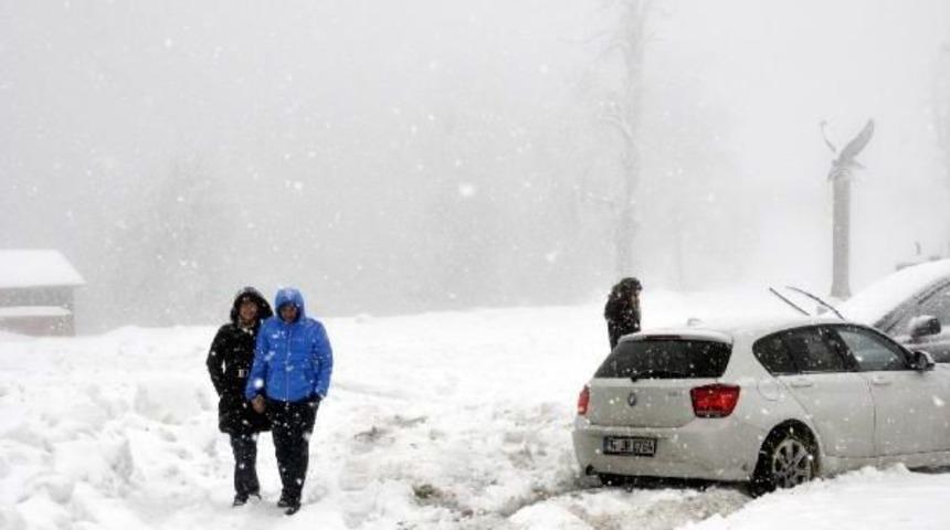 KARTEPE'DE KAR KALINLIĞI 40 SANTİMETREYE ULAŞTI