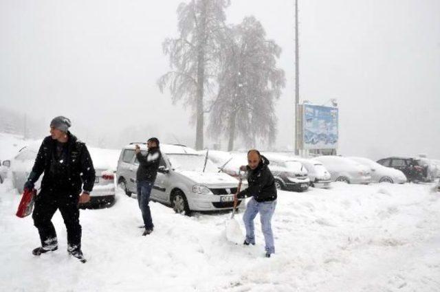 KARTEPE'DE KAR KALINLIĞI 40 SANTİMETREYE ULAŞTI