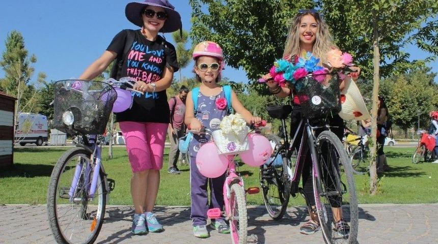 Kadınlar Bisikletlerini S&uuml;sleyip Pedal &Ccedil;evirdi