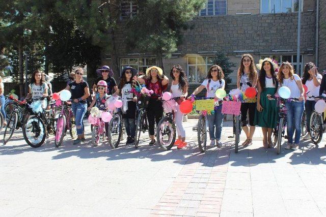 Kadınlar Bisikletlerini S&uuml;sleyip Pedal &Ccedil;evirdi 1