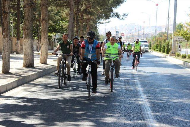 Kadınlar Bisikletlerini S&uuml;sleyip Pedal &Ccedil;evirdi 2