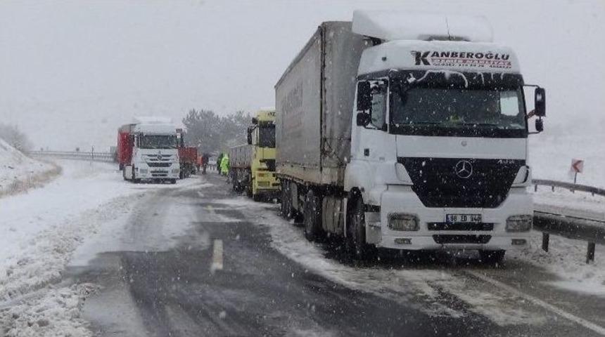 Kar Yozgat&rsquo;ta Tırlara Ge&ccedil;it Vermedi