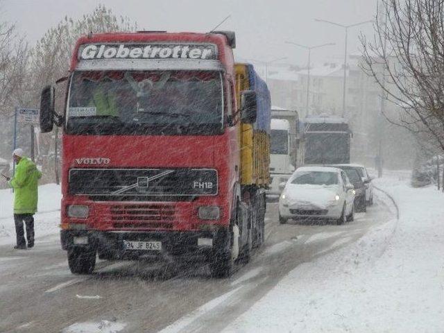 Kar Yozgat’ta Tırlara Geçit Vermedi