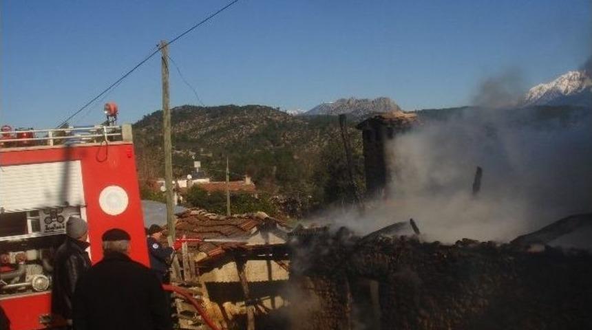 Antalya&rsquo;da Ev Yangını