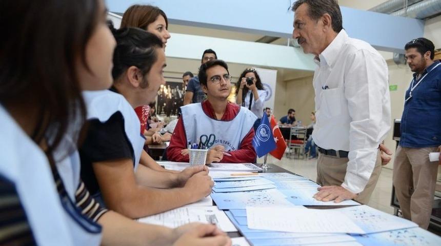 Bin 200 Gen&ccedil; Kapıda Sıra Oldu