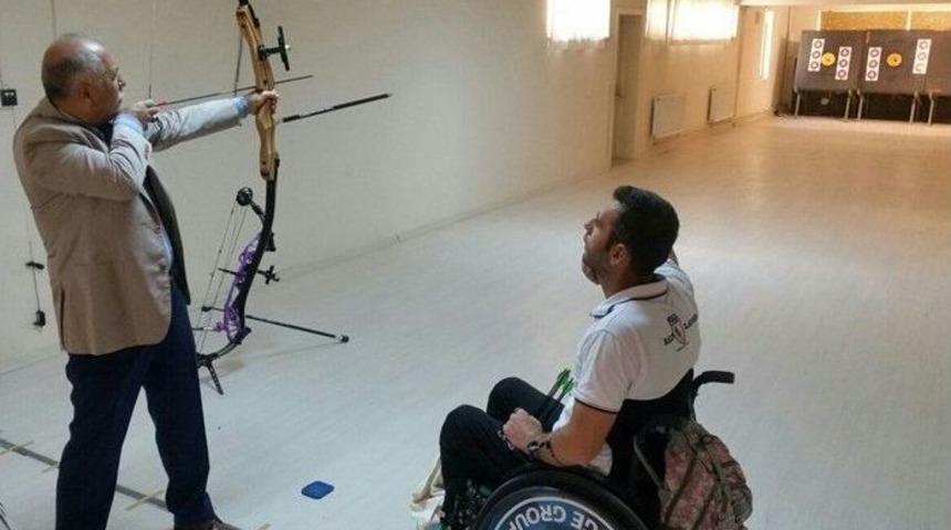 Vali Karahan Gen&ccedil;lik Merkezini İnceledi