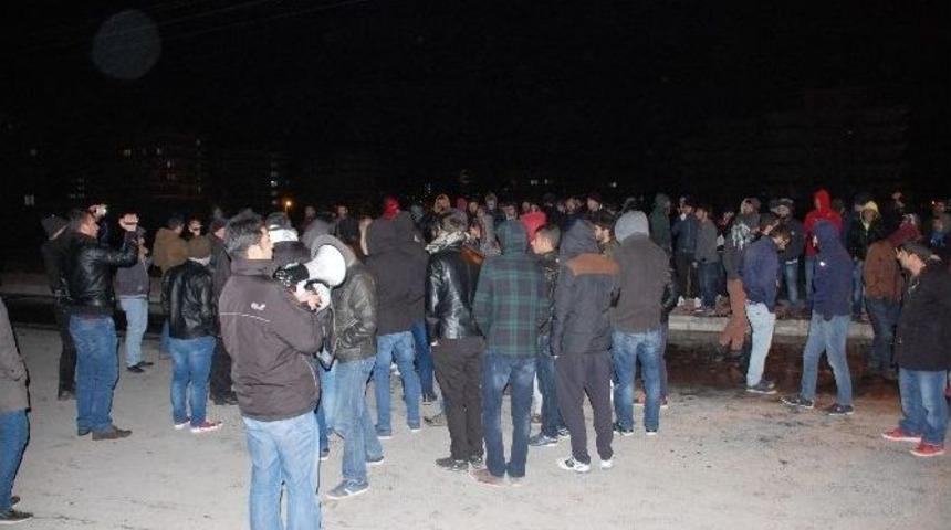 &Ouml;ğrencilerin &ldquo;yurt Zammı&ldquo; Eylemi