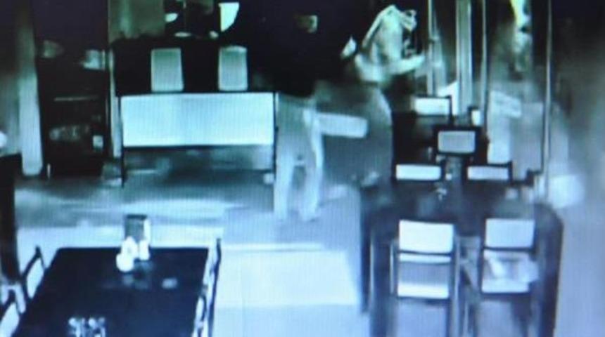 POLİS Y&Uuml;ZLERİNE ATKI SARAN HIRSIZLARI ARIYOR