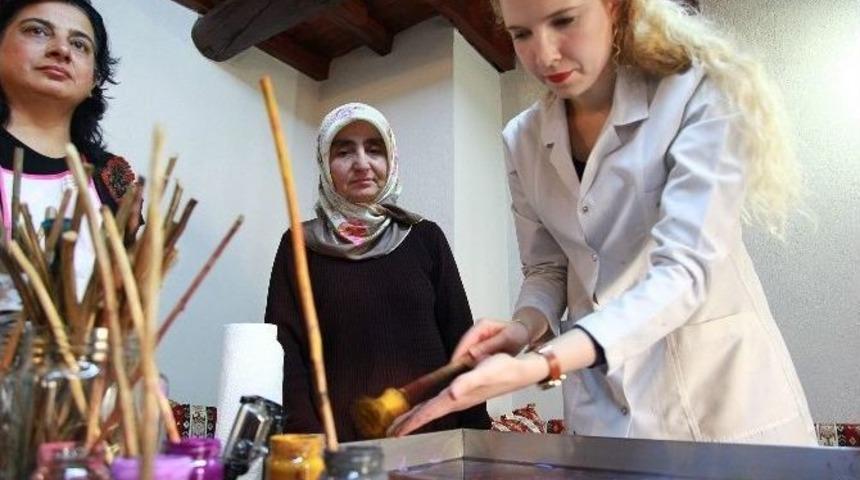 Kadınlardan Ebru Sanatına B&uuml;y&uuml;k İlgi