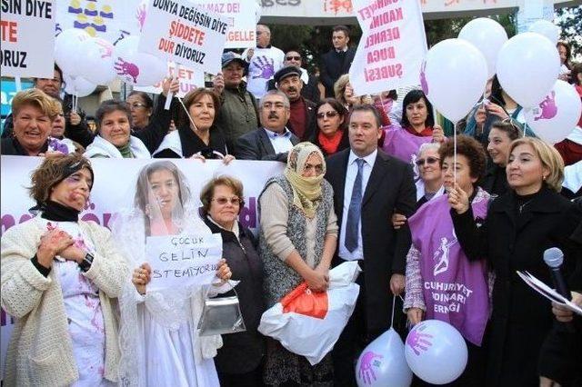 Tiyatro G&ouml;sterisini Ger&ccedil;ek Sandı, Oyuncunun &Uuml;zerine Y&uuml;r&uuml;d&uuml; 2