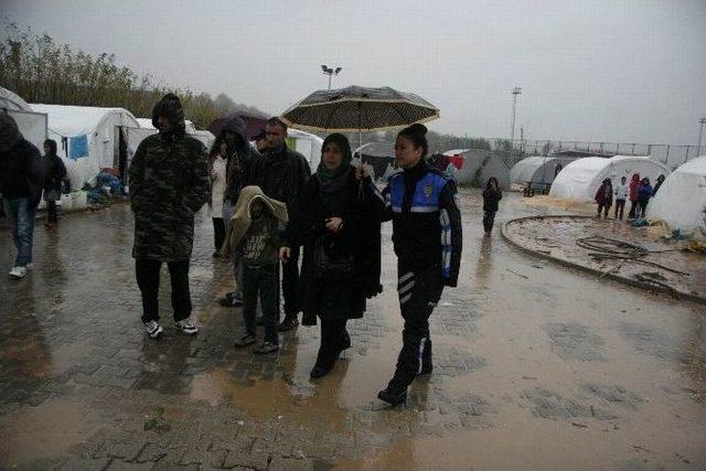 Vali Ve Emniyet Müdürü Eşinden Yezidilere Kışlık Giysi Yardımı