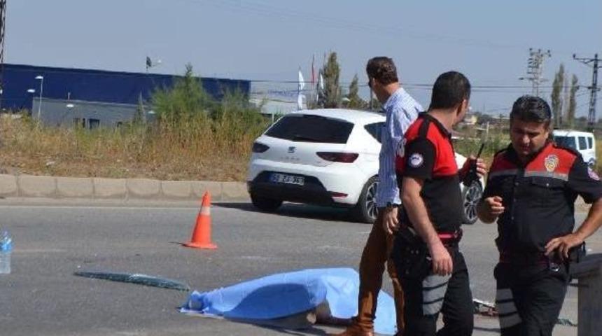 Salihli'de Otomobil Takla Attı: 1 &Ouml;l&uuml; 1 Yaralı