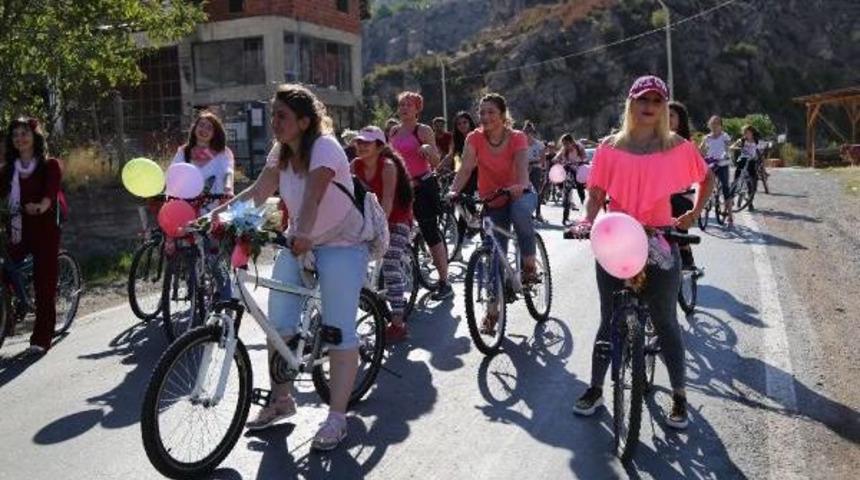 Ardanuç’Ta 'süslü Kadınlar Bisiklet Turu' Etkinliği