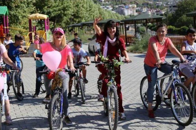 Ardanuç’Ta 'süslü Kadınlar Bisiklet Turu' Etkinliği