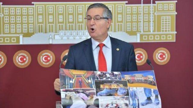 YENİÇERİ, KÜRSÜYE YIRTIK LASTİK AYAKKABI VE CUMHURBAŞKANLIĞI SARAYI FOTOĞRAFLARI ASTI