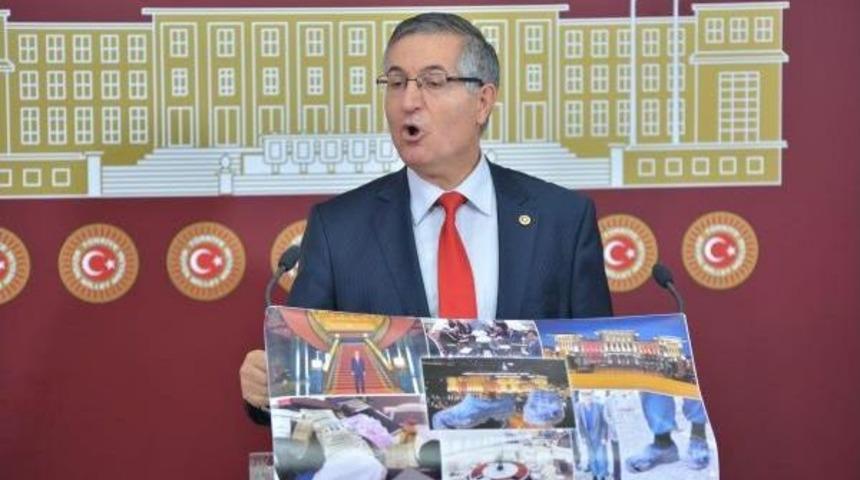 YENİ&Ccedil;ERİ, K&Uuml;RS&Uuml;YE YIRTIK LASTİK AYAKKABI VE CUMHURBAŞKANLIĞI SARAYI FOTOĞRAFLARI ASTI