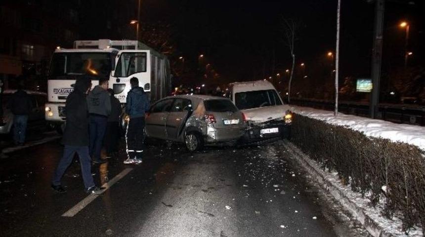 İki Otomobil İle &Ccedil;&ouml;p Kamyonu &Ccedil;arpıştı