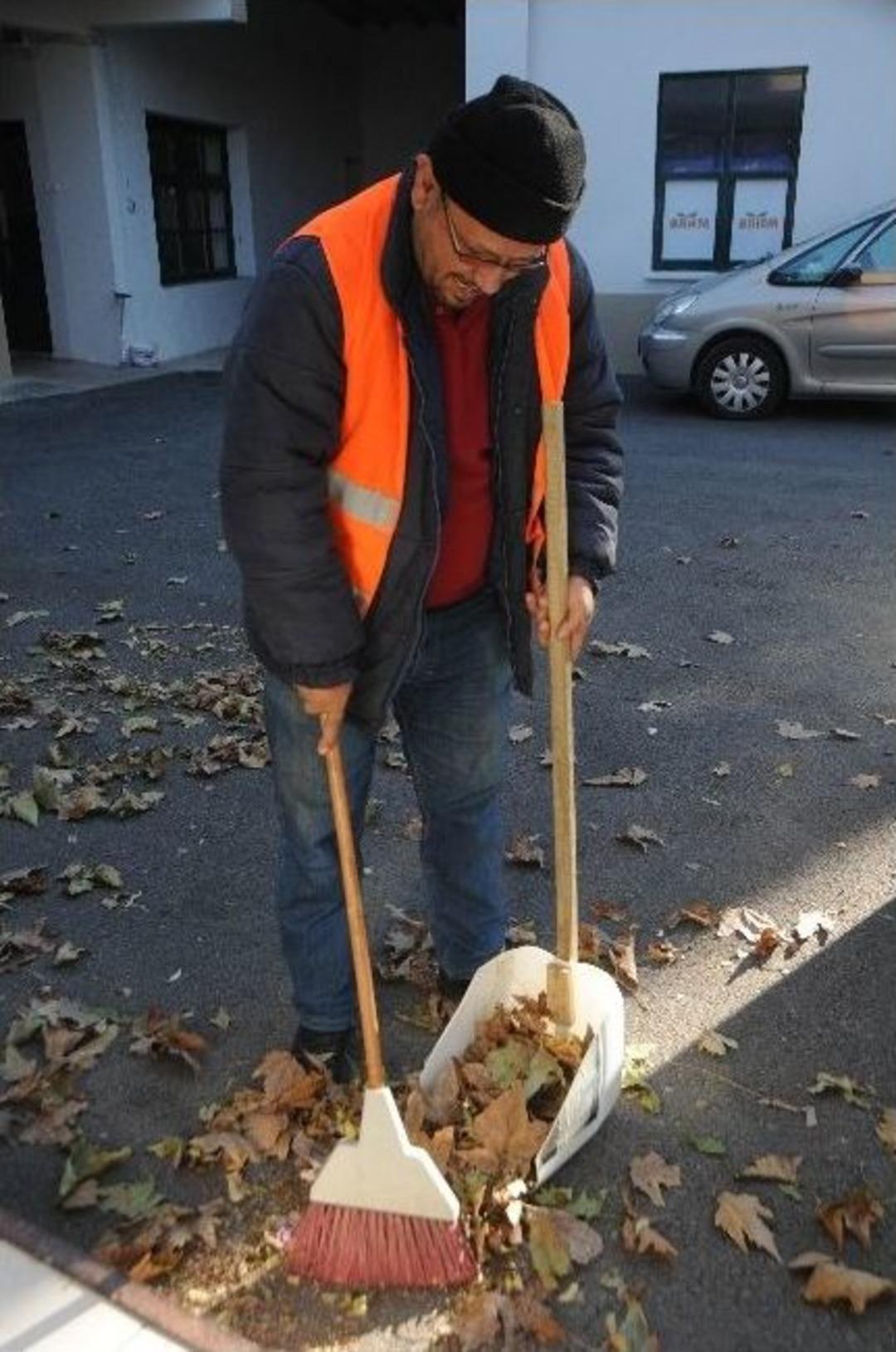 Gazeteciye Yaprak Toplama Cezası