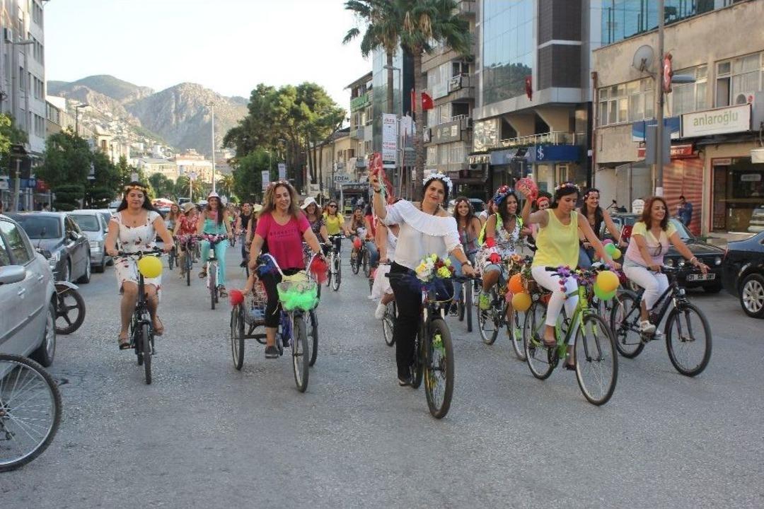 &lsquo;s&uuml;sl&uuml; Kadınlar&rsquo; Hatay&rsquo;da Caddeleri &Ccedil;i&ccedil;eğe &Ccedil;evirdi